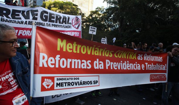 Em São Paulo, os sindicatos dos metroviários, dos motoristas de ônibus, dos motoboys e dos trabalhadores da limpeza urbana devem aderir à greve em protesto contra as reformas da Previdência e Trabalhista; bancários também participarão da mobilização, que acontece em outros estados; sindicatos dos petroleiros de Minas Gerais, Amazonas, Pernambuco/Paraíba, Espírito Santo, Bahia, Duque de Caxias (RJ) e Ceará/Piauí declararam adesão ao protesto