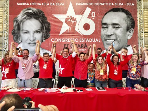 Reconduzido, por unanimidade, para mais um mandato à frente do Partido dos Trabalhadores do Ceará, o presidente Francisco de Assis Diniz considera que o resultado do 6° Congresso Estadual mostrou que o PT está unido e preparado para o embate contra os retrocessos do golpe e para a luta pelo restabelecimento da democracia. "O PT está unido para a luta contra esses tempos sombrios. Iniciamos um novo momento para construir um palanque forte para a reeleição do governador Camilo Santana e a volta do presidente Lula, para colocar o País em ordem"