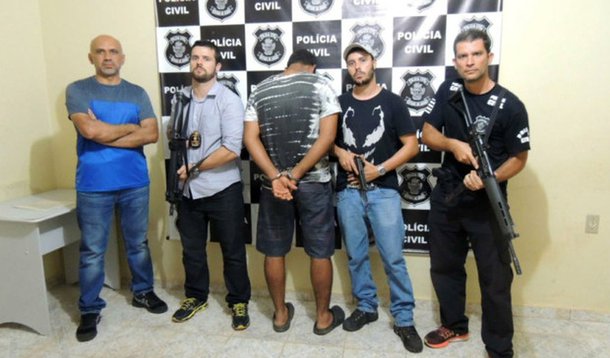 Um servidor público foi preso em Alto Paraíso de Goiás acusado de estuprar uma turista alemã, de 23 anos; ela estava na cidade há duas semanas para prestar serviços comunitários e para passear; abordagem ocorreu enquanto a turista fazia uma caminhada por uma estrada de barro da cidade