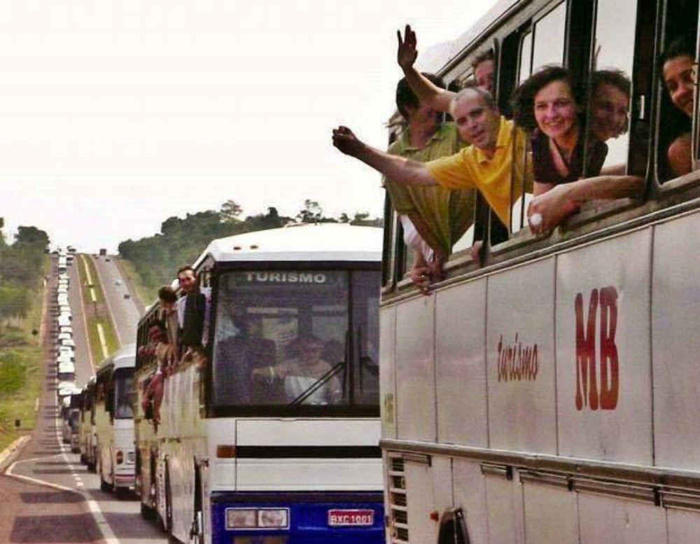 Uma multidão toma as ruas de Curitiba. Movimentos, sociais, caravanas de apoiadores e populares chegaram de todas as partes do país ao longo do dia. Apesar das provocações da Polícia Militar e dos outdoors espalhados pela cidade, manifestações pacíficas tomaram a cidade, em clima de luta e festa; reportagem da revista Fórum