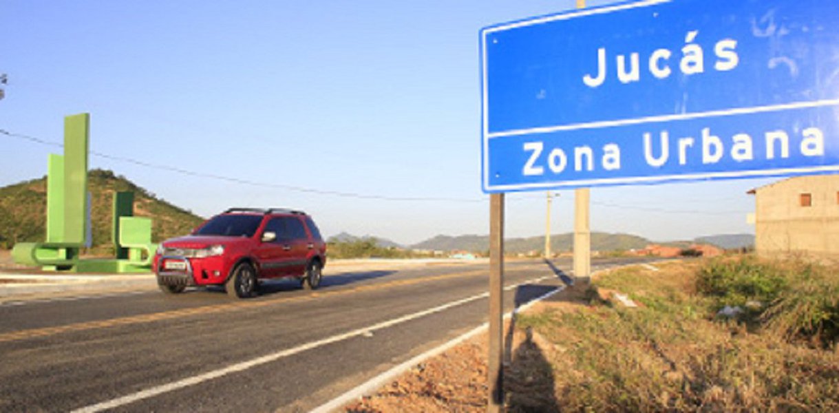  A estrada vai viabilizar o escoamento da produção agrícola e leiteira para grandes centros da região e, principalmente, trazer desenvolvimento para Jucás e municípios vizinhos como Cariús. A entrega foi feita pelo governador Camilo Santana, que na oportunidade assinou ordem de serviço autorizando a construção de um Centro de Educação Infantil (CEI), para atender crianças do município