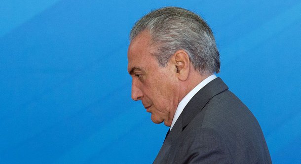 Jornalista Kiko Nogueira, do Diário do Centro do Mundo, resgata relato de cenas de baixo astral no Palácio do Planalto, feito pelo também jornalista Luís Costa Pinto, e constata que "nem Michel aguenta mais Michel"; "Nas entrelinhas de suas declarações mais recentes, ele já jogou a toalha", diz Nogueira, lembrando que Temer não finge mais indignação, não faz teatro como no começo do golpe, com as mãozinhas, nem bate na mesa; "É um político derrotado, resignado e culpado"
