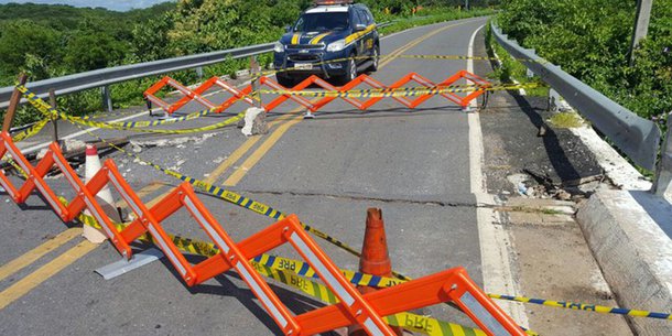 A Ponte do Retiro, na BR-402, Km 99, na divisa do Piauí com Ceará continua interditada e sem previsão de liberação; veículos pesados e automóveis estão proibidos de passar pelo local, o trafego é permitido apenas para motocicletas, bicicletas e pedestres; a interdição ocorreu no dia 19 de abril devido avarias na cabeceira da ponte; a rodovia liga Parnaíba a Chaval, Barroquinha, Camocim, Granja, Jericoacoara e acesso a outras cidades do estado do Ceará, próximas a Parnaíba e Camocim