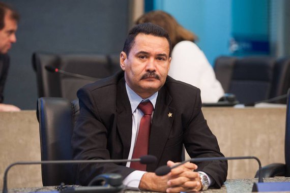 O deputado Moisés Braz (PT) destacou hoje, na Assembleia Legislativa que o debate provocado por eleições indiretas para presidente pode desencadear uma revolta popular pedindo eleições gerais no Brasil. “Este debate das eleições indiretas, que vai ganhando corpo, pode fazer com que a população se rebele contra os bons políticos e peça eleições gerais, pela falta de credibilidade que a classe política tem passado”. Moisés Braz defende que haja eleições diretas para a presidência, no caso do afastamento de Michel Temer