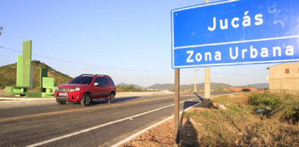  A estrada vai viabilizar o escoamento da produção agrícola e leiteira para grandes centros da região e, principalmente, trazer desenvolvimento para Jucás e municípios vizinhos como Cariús. A entrega foi feita pelo governador Camilo Santana, que na oportunidade assinou ordem de serviço autorizando a construção de um Centro de Educação Infantil (CEI), para atender crianças do município