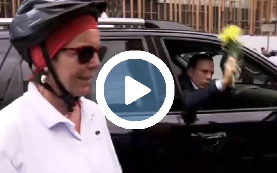 Prefeito de São Paulo, João Doria (PSDB), arremessou ao chão um ramalhete de flores que foi oferecido a ele por uma ciclista "em homenagem aos mortos nas marginais" da capital paulista; "Se ele tirar as ciclovias, como ele quer, nós vamos correr muito risco. Para nós, é muito difícil. Eu ando de bicicleta, atravesso São Paulo, é meu único meio de transporte. Os motoristas estão começando a ficar com raiva dos ciclistas, isso é muito perigoso. Nós somos frágeis diante de um carro, um ônibus, um táxi", afirmou Giulia Grillo; assessoria de João Doria disse que o prefeito teve apenas uma "reação" a um "gesto invasivo e desnecessário
