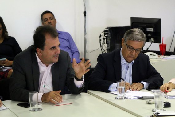 Em audiência no Ministério Público na manhã desta terça-feira, o titular da Secretaria Municipal de Mobilidade, Fábio Mota, entregou uma nova proposta de integração plena entre ônibus e metrô em Salvador; a nova proposta passa pela desoneração de 4% do valor do ICMS que incide sobre o combustível dos ônibus, sem alterar diretamente a divisão tarifária; atualmente, dos R$ 3,60 cobrados ao passageiro que pega um ônibus e o metrô, cerca de 40% do valor fica com os coletivos e 60% para a CCR Metrô; 'Com a redução do ICMS, a balança da divisão seria mais justa', entende a prefeitura