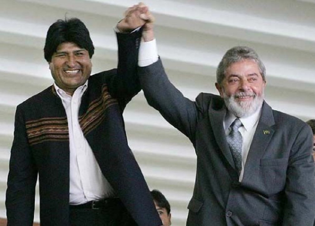Os presidentes Evo Morales, da Bolívia, e Nicolás Maduro, da Venezuela, usaram as redes sociais para prestar solidariedade ao ex-presidente Lula, condenado nesta quarta-feira a 9 anos e meio de prisão pelo juiz Sérgio Moro; Morales ofereceu seu apoio ao "irmão Lula da Silva" e chamou de "golpe judicial" a sentença do magistrado