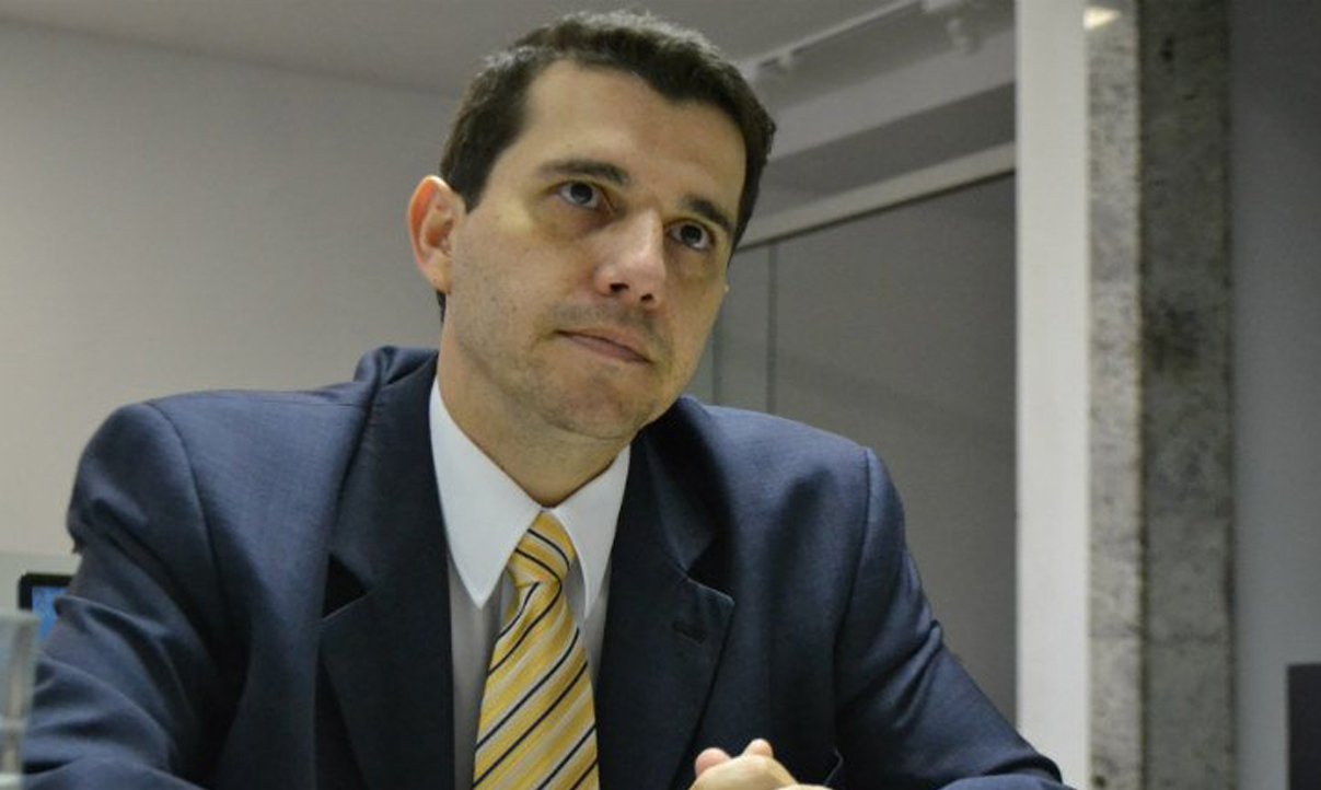 A Procuradoria Regional Eleitoral na Bahia (PRE) propôs ao Tribunal Regional Eleitoral (TRE) representações contra 14 partidos por descumprimento da cota feminina em suas respectivas propagandas gratuitas no rádio e na televisão no primeiro semestre de 2017; as legendas deveriam destinar pelo menos 20% do tempo total das inserções 'para promover e difundir a participação política da mulher', de acordo com a denúncia, feita pelo procurador eleitoral Ruy Mello (foto); se o Tribunal acatar a denúncia, os partidos serão penalizados com corte de tempo nas propagandas; a penalidade máxima é de 20 minutos