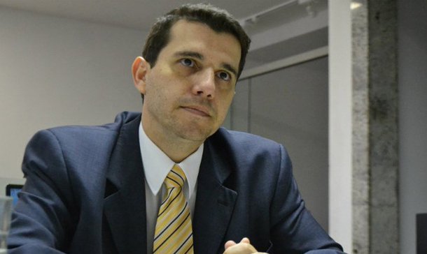 A Procuradoria Regional Eleitoral na Bahia (PRE) propôs ao Tribunal Regional Eleitoral (TRE) representações contra 14 partidos por descumprimento da cota feminina em suas respectivas propagandas gratuitas no rádio e na televisão no primeiro semestre de 2017; as legendas deveriam destinar pelo menos 20% do tempo total das inserções 'para promover e difundir a participação política da mulher', de acordo com a denúncia, feita pelo procurador eleitoral Ruy Mello (foto); se o Tribunal acatar a denúncia, os partidos serão penalizados com corte de tempo nas propagandas; a penalidade máxima é de 20 minutos