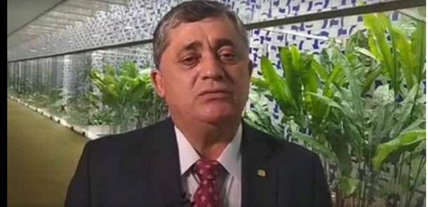 O deputado federal José Guimarães (PT-CE) líder da minoria, criticou as declarações do presidente da Câmara Federal, deputado Rodrigo Maia, à Folha de São Paulo, de que vai engavetar uma eventual Medida Provisória a ser editada por Michel Temer sobre pontos da reforma trabalhista aprovada ontem. "Se alguém confiou no acordo com golpistas, agora fica claro que são incapazes de cumpri-los" 