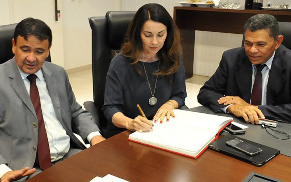 A antecipação da discussão sobre a sucessão estadual é normal; o que não é aceitável é o exagero, a ofensa, a agressão; a opinião é da governadora (em exercício) do Piauí, Margarete Coelho (PP); ela comentou a relação com o PT, de onde tem partido ataques ao senador Ciro Nogueira (PP-PI), principalmente depois que ele assinou, junto com 14 senadores, uma representação no Conselho de Ética do Senado por quebra de decoro contra a petista Regina Sousa e mais cinco senadoras de oposição ao governo Temer; "Entretanto, digo que PP e PT são aliados. No momento correto, estará todo mundo junto"