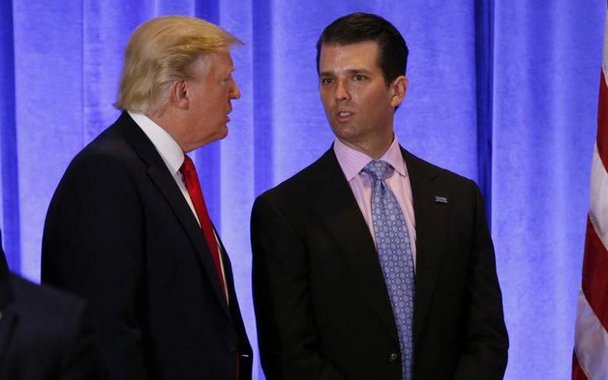 Donald Trump Jr., filho do presidente dos Estados Unidos, Donald Trump, se encontrou com uma advogada ligada ao Kremlin durante a campanha eleitoral de 2016 que prometeu fornecer informações prejudiciais sobre Hillary Clinton, noticiou o jornal New York Times no domingo, citando três assessores da Casa Branca; gerente de campanha de Trump, Paul Manafort, e seu genro, Jared Kushner, também compareceram à reunião na Trump Tower em 9 de junho de 2016, duas semanas após Trump conquistar a indicação republicana para disputar a Presidência dos EUA