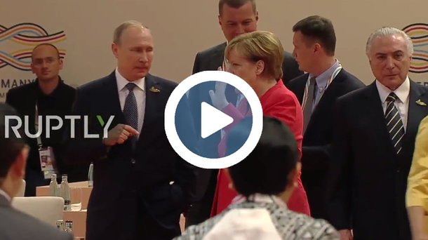 Fora da lista de presentes e fora do programa do encontro do G-20, que acontece em Hamburgo, na Alemanha, Michel Temer foi flagrado num vídeo em que ele aparece andando a esmo no salão onde ocorreu a abertura do evento; assista