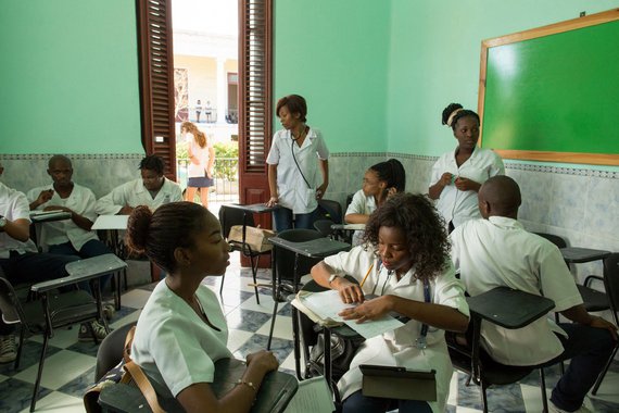 Escola Latino Americana de Medicina, em Havana, conta com 5 mil estudantes dos cinco continentes; Reportagem do jornal El País mostra o que a medicina cubana, focada na prevenção e na atenção básica, pode ensinar aos Estados Unidos