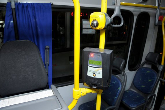 Parte das diretrizes previstas na regulamentação do Sistema de Bilhetagem Automática, a tecnologia da biometria facial no transporte público já começou a ser usada em fase de teste; a linha 110 da empresa Piracicabana, que faz o trajeto Rodoviária-Universidade de Brasília (UnB), foi a escolhida para experimentar o novo sistema; nesse primeiro momento, foram fixadas câmeras acima dos validadores — nos quais o usuário passa o cartão — em dez ônibus da linha