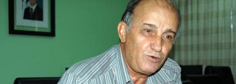 O presidente reeleito do PMDB-TO, Derval de Paiva, criticou a senadora Kátia Abreu (PMDB-TO), que vem tendo uma relação amistosa desde 2014, quando se desentendeu com o grupo do governador do Tocantins, Marcelo Miranda, por disputa de espaço no governo; “Vem aquela desvairada e rompe com o partido. Deseducada é ela! Incapaz de compreender o partido. Nos criou uma enorme dificuldade”, disse Paiva