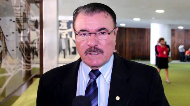 A punição aos deputados alagoanos que não rezaram na cartilha do governo Temer na votação da reforma trabalhista não terá efeito prático; Cícero Almeida, do PMDB, disse que prefere estar de consciência tranquila e ao lado do trabalhador do que votar numa proposta que traz diversas consequências negativas; Givaldo Carimbão (PHS) revelou que foi procurado por dois ministros que lhe fizeram ‘propostas’, mas que não aceitou e não quer relação com o governo; Já o do PDT, Ronaldo Lessa, afirmou que a pressão na Câmara é grande, mas até a base governista começa a se rebelar