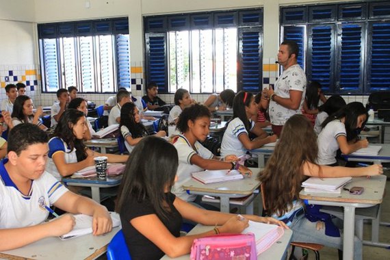 Como anunciado anteriormente, o governo de Alagoas garantirá o pagamento do novo piso nacional dos professores, conforme determinou o Ministério da Educação (MEC) no início do ano;; segundo a assessoria do governo, o aumento de 7,64% foi implementado na folha de pagamento do Executivo e já neste mês de abril será pago aos servidores
