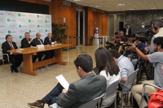 O governador de Brasília, Rodrigo Rollemberg, anunciou mudanças no comando de três secretarias no Palácio do Buriti; as alterações afetam as pastas de Justiça e Cidadania, de Economia e Desenvolvimento Sustentável e da Segurança Pública e da Paz Social; com experiência no setor, Antônio Valdir Oliveira Filho, que deixará a Superintendência do Sebrae-DF, assume a pasta de Economia e Desenvolvimento Sustentável