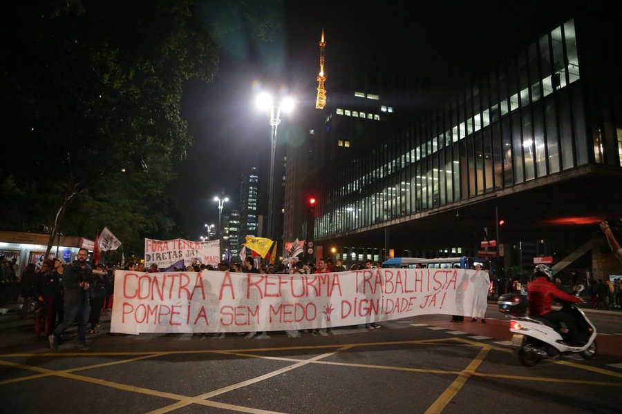 O Movimento dos Trabalhadores Sem Teto (MTST) e a Frente Povo Sem Medo fizeram uma manifestação na noite desta segunda-feira 10 na Avenida Paulista, em São Paulo, em protesto contra a reforma trabalhista – que será submetida amanhã a votação final no Senado; os manifestantes pediram ainda a saída de Michel Temer e a realização de eleições diretas para a presidência