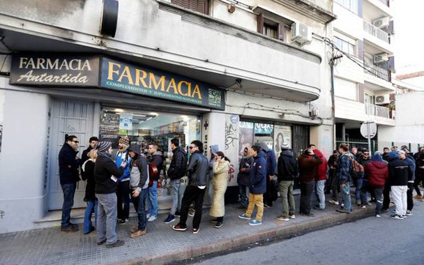 Usuários cadastrados para comprar maconha para uso recreativo esgotaram os estoques das quatro farmácias de Montevidéu registradas no Instituto de Regulamento e Controle de Cannabis do Uruguai (Ircca) no primeiro dia de vendas da substância nesses estabelecimentos; em algumas delas, o produto acabou apenas algumas horas depois de as lojas serem abertas