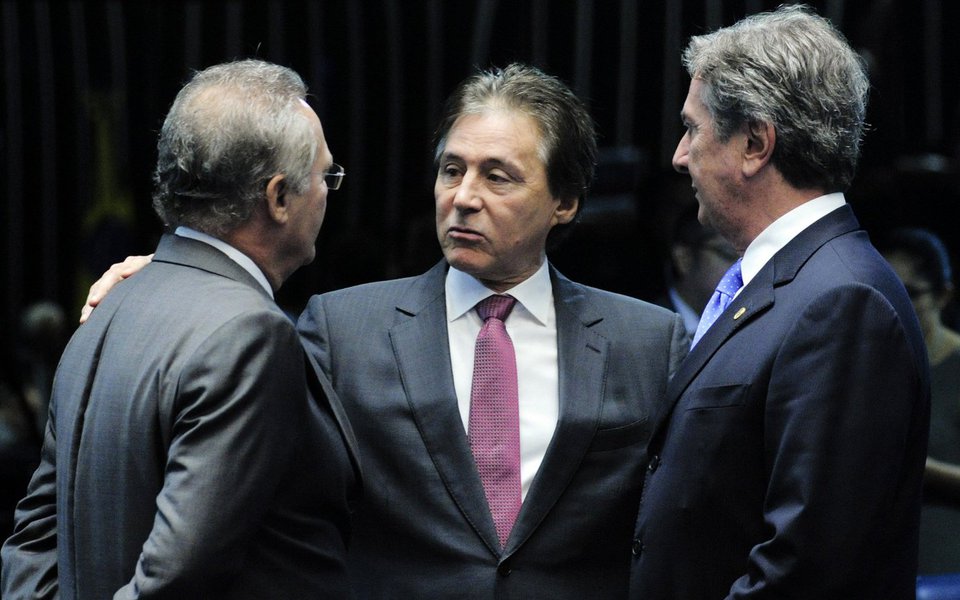 Dos três senadores eleitos por Alagoas, Fernando Collor (PTC) e Renan Calheiros (PMDB) votaram contra a proposta da reforma trabalhista que foi ao plenário em uma sessão tumultuada, nesta terça-feira (11); para Collor, "a imposição desta reforma terá somente um efeito: a volta do clima de intranquilidade da classe trabalhadora que se voltará, paulatinamente, contra o próprio Estado brasileiro”; segundo Renan Calheiros, a proposta analisada  representa o projeto de um governo acabado:  "Este governo está no fim. Parece morto, sangrando, sendo fatiado pelo açougueiro”