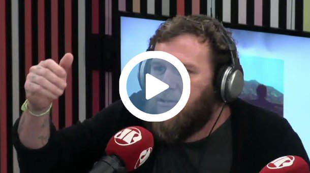 "Dilma não foi vítima. Ela é uma mulher forte. Quem deveria estar preso está solto. A democracia foi quem perdeu. É um buraco tão grande que se criou nesse país que estamos pagando agora. Bala que dispara contra o tempo, sempre volta", disse o cantor pernambucano em entrevista na Jovem Pan; "O sistema desse país deve desculpas, não apenas a presidente, mas para todos", afirmou; assista acima