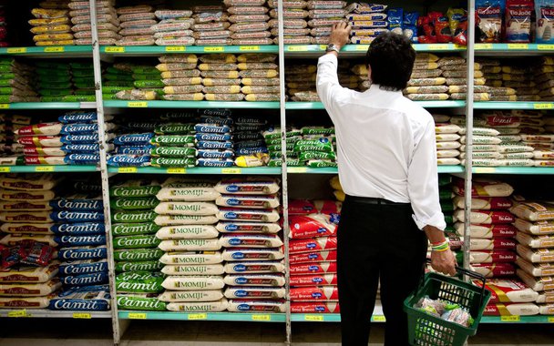 Conforme mostra a mais recente versão do relatório Focus, divulgada pela autoridade monetária na manhã desta segunda-feira (24), a mediana das expectativas dos especialistas para a inflação medida pelo IPCA (Índice de Preços ao Consumidor Amplo) caiu de 4,06% para 4,04% neste ano e de 4,39% para 4,32% em 2018, ao passo que as apostas para o PIB (Produto Interno Bruto) subiram de 0,40% para 0,43% em 2017