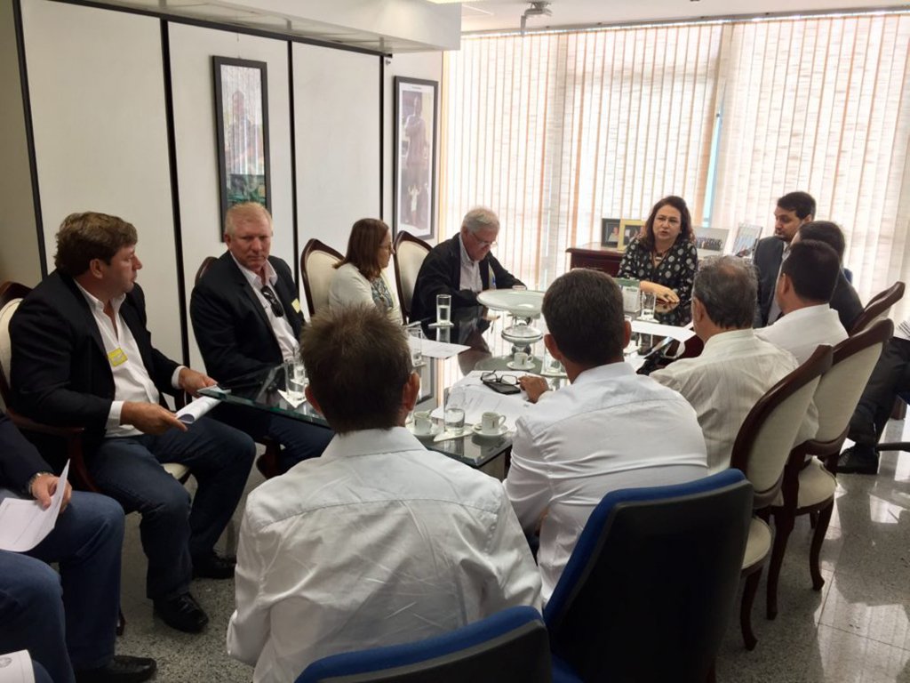 A senadora Kátia Abreu (PMDB-TO) recebeu representantes da Associação dos Produtores de Soja e Milho do Tocantins (Aprosoja-TO), que foram ao Congresso pressionar os parlamentares contra a cobrança do Fundo de Assistência ao Trabalhador Rural (Funrural); a parlamentar apresentou projeto para suspender a Lei do Funrural, julgada constitucional pelo STF; “O STF ressuscitou uma contribuição que, no passado, já havia declarado inválida. Essa cobrança é perversa e gera grave insegurança jurídica no setor rural”, afirmou Kátia aos produtores tocantinenses
 