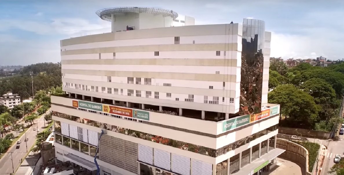 A Secretaria Municipal de Saúde promete deixar o Hospital Metropolitano do Barreiro, atualmente com 90 leitos, em pleno funcionamento até novembro; a pasta garantiu a disponibilidade completa da estrutura de 451 leitos, sendo 371 de internação e 80 de Centro de Terapia Intensiva (CTI); o objetivo é que o hospital seja referência nos atendimentos de alta complexidade, cirurgia ortopédica,  neurocirurgia, neurologia e cirurgia clínica