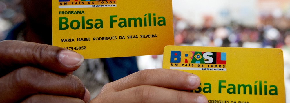 O anúncio veio do governador do Distrito Federal, Rodrigo Rollemberg - o benefício vem no mesmo cartão do Bolsa Família; os atrasos nas parcelas são consequência das "dificuldades financeiras" enfrentadas pela gestão, de acordo com o chefe do executivo; Rollemberg informou que até esta segunda as parcelas de março e abril não tinham sido depositadas; o benefício garante uma renda mínima de R$ 100 por habitante