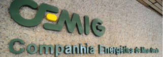 A Cemig e o governo de Minas Gerais articulam-se com empresários e movimentos sociais de trabalhadores para impedir que as usinas de Jaguara, São Simão e Miranda sejam vendidas; o leilão das hidrelétricas está previsto para 30 de setembro; de acordo com o diretor jurídico da empresa, Luciano Ferraz, caso as ações judiciais em curso não deem certo, "o último recurso será partir para um pedido indenizatório"; O presidente da estatal, Bernardo Salomão de Alvarenga, fez uma estimativa; "Já disseram algo em torno de R$ 18 bilhões"