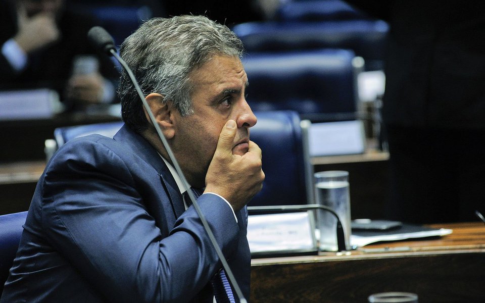 Megadelatado pela Odebrecht, Aécio Neves, o "Mineirinho" da lista de propinas da empreiteira, já deixa de inspirar confiança até em seus aliados mais próximos; mesmo neste círculo, já há quem veja a situação do tucano como tão complicada que nem mesmo uma reeleição para o Senado é garantida