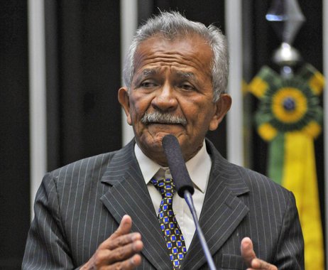 Para o deputado federal Chico Lopes (PCdoB-CE), a atitude do presidente Michel Temer (PMDB) de acionar as forças armadas para irem às ruas contra manifestantes “mostrou desespero e comprovou que não tem condições de continuar ocupando o cargo”. O parlamentar destacou ainda, nesta quarta-feira (24), que o peemedebista não mede esforços para se manter no poder, defendeu eleição direta urgente e reforçou que, mais do que nunca, é hora de ir às ruas. “Nosso País não quer e não aceita viver um repeteco do que aconteceu em 1964"
