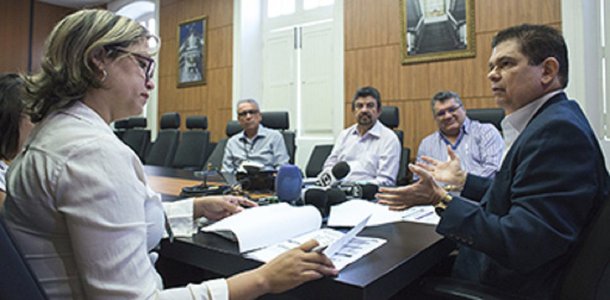 Um total de 1.011 empresas deixaram de informar, ao fisco estadual, o montante de R$ 1,19 bilhão nas vendas a crédito e débito, nos anos de 2015 e 2016. O secretário da Fazenda, Mauro Filho, anunciou os números em coletiva de imprensa nesta quarta-feira (11). Ao todo, mais de 30 segmentos foram identificados na operação que envolveu 400 auditores da Sefaz. A maior divergência foi observada no comércio varejista. As empresas identificadas na operação terão até o dia 31 de julho para recolher, espontaneamente, o valor do ICMS relativo à diferença