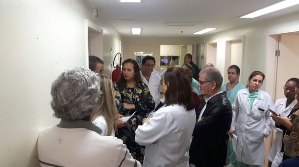 A Comissão Externa da Câmara dos Deputados visitou o Hospital Federal de Ipanema, na Zona Sul do Rio; o colegiado, criado para inspecionar as unidades de saúde da rede federal, constatou grave falta de profissionais e diversos setores subutilizados; o sistema de regulação de consultas e exames não funciona, de acordo com a direção da unidade; em maio, o hospital poderia ter realizado 54 cirurgias reparadoras de mama para casos de câncer e só um procedimento chegou a ser feito