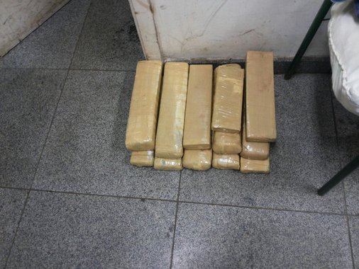 O alagoano Eronildo Gomes de Oliveira, de 27 anos, foi preso transportando 122 tabletes de maconha em fundos falsos no porta-malas, no para-choque traseiro, nas laterais e no painel de um veículo com placa de São Paulo; ele foi detido em uma abordagem da Polícia Rodoviária Federal (PRF) na BR-463, no município de Ponta Porã, no Mato Grosso do Sul