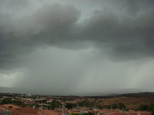 O mês de abril deve registrar chuvas intensas no Piauí, principalmente no norte do Estado, assim como tem ocorrido nos últimos dois meses, quando o volume de água ficou acima da média; a informação é da gerente de Hidrometeorologia da Secretaria de Estado do Meio Ambiente e Recursos Hídricos, Sônia Feitosa; no Piauí, a média anual é de 1.036,0 mm de chuva, assim distribuída: na região central a média é de 1.050,0 mm anuais; no Norte, é de 1.321,7 mm; E na região Sul, a média anual é de 736,3 mm de chuva