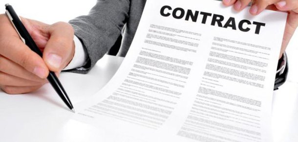 A medida que o empreendedor vai colocando seus planos de negócios em ação, a primeira dúvida que naturalmente surge é “Quais tipos de contrato serão importantes para o meu negócio?”; existem cinco tipos de contrato que todo empreendedor precisa conhecer para que possa desenvolver seu trabalho da forma mais correta e segura possível; um deles é o Contrato Social, que é basicamente a certidão de nascimento da sociedade, nele deverão estar contidas todas as informações essenciais da sociedade para o bom desenvolver de suas atividades perante terceiros e perante os próprios sócios; confira mais
