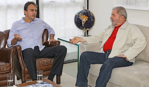 O ex-presidente Lula disse que respeita a afinidade entre o governador do Ceará, Camilo Santana (PT), e o pré-candidato a presidente, Ciro Gomes (PDT); para Lula, Camilo “tem liberdade” para apoiar quem quiser em 2018: "O Camilo é maior de idade, ele tem a liberdade de decidir, de escolher quem é o candidato dele”; mas o PT cearense defende que a sigla priorize candidatura ao governo do do estado que seja palanque para o ex-presidente