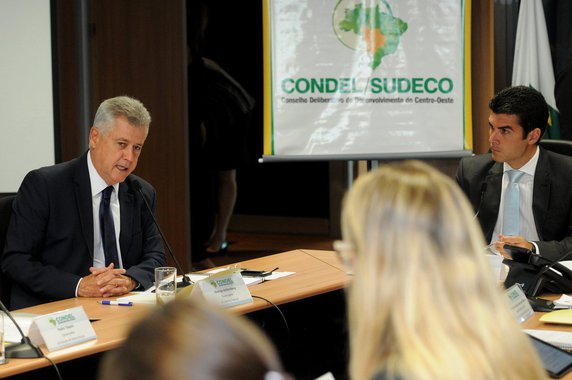 A programação do Fundo Constitucional de Financiamento do Centro-Oeste (FCO) para 2017 conta com novas definições; o Conselho Deliberativo do Centro-Oeste, órgão de administração colegiada vinculado ao Ministério da Integração Nacional, decidiu que as propostas no valor de até R$ 1 milhão terão os processos simplificados; também foi acertado que a assistência máxima será ampliada: passará de R$ 300 milhões para R$ 400 milhões; essas foram as principais definições acerca do fundo deliberadas durante a 7ª reunião ordinária do grupo, na sede do Banco do Brasil