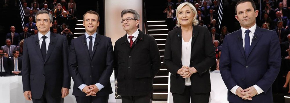 Candidato centrista Emmanuel Macron se manteve como favorito para vencer a eleição presidencial da França após o debate televisionado da noite de terça-feira, no qual se chocou com sua principal rival, Marine Le Pen, de extrema-direira, a respeito da Europa, a menos de um mês da votação; Macron foi visto como aquele que tem o melhor programa político, de acordo com uma pesquisa relâmpago que ainda o colocou como o segundo mais convincente na maratona de quatro horas com todos os 11 candidatos