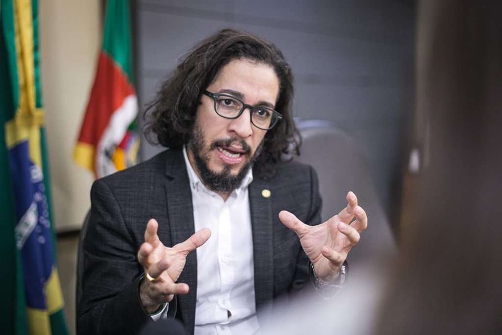 Ao comentar as eleições de 2018, o deputado federal Jean Wyllys (PSOL-RJ), disse que é certa a candidatura do seu partido no primeiro turno e "não é certo que Lula seja candidato, porque ele está aí ameaçado de detenção"; "De uma maneira até injusta, eu acho. Porque qual é o crime que o Lula cometeu? Me apresentem. Até agora, nada apareceu de concreto. O que Lula fez que Fernando Henrique Cardoso não fez? O sistema é corrupto? O sistema é financiado por empresários corruptos? É, sempre foi e aí? Por que Fernando Henrique não vai pagar por esse pato também, já que ele também sabia?", questionou, entrevista ao portal Sul 21