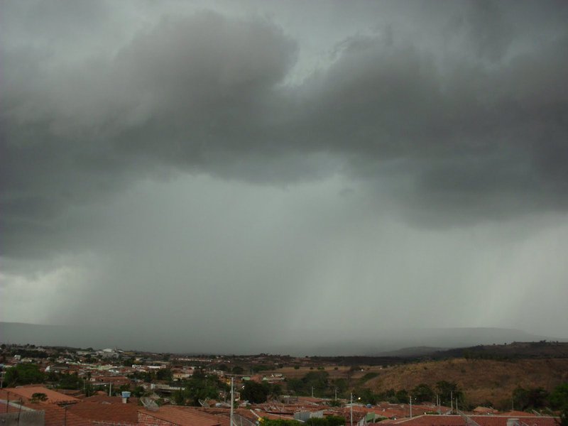 O mês de abril deve registrar chuvas intensas no Piauí, principalmente no norte do Estado, assim como tem ocorrido nos últimos dois meses, quando o volume de água ficou acima da média; a informação é da gerente de Hidrometeorologia da Secretaria de Estado do Meio Ambiente e Recursos Hídricos, Sônia Feitosa; no Piauí, a média anual é de 1.036,0 mm de chuva, assim distribuída: na região central a média é de 1.050,0 mm anuais; no Norte, é de 1.321,7 mm; E na região Sul, a média anual é de 736,3 mm de chuva