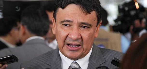 Os "sem mandato" – e até suplente em exercício - do PT estão sendo colocados para fora do governo para abrigar políticos de outras siglas, tudo em nome da "governabilidade", que a oposição diz ter um único objetivo: a reeleição de Wellington Dias em 2018; PT já perdeu a Secretaria de Estado da Assistência Social e Cidadania (Sasc) e o Departamento de Estradas de Rodagem do Piauí; a bola da vez é o radialista Humberto Coelho; indicado pelo líder do governo na Assembleia Legislativa, deputado João de Deus, Humberto perde a cadeira para a candidata derrotada à prefeitura de Piripiri, Jôve Oliveira (PTB), que vai presidir a Fundação Antares