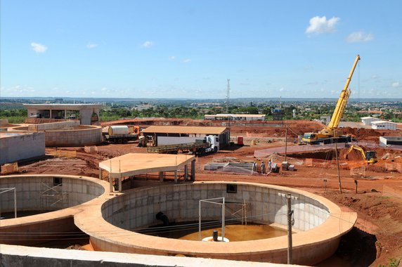 O Sistema Produtor Corumbá 4, próximo a Luziânia (GO), começará a fornecer água até o fim de 2018; em vistoria às obras, o governador Rodrigo Rollemberg projetou para setembro do ano que vem o início dos testes para distribuição; a construção, em parceria com o governo de Goiás, está orçada em cerca de R$ 540 milhões — divididos de forma igualitária — e vai abastecer 1,3 milhão de pessoas nas duas unidades federativas