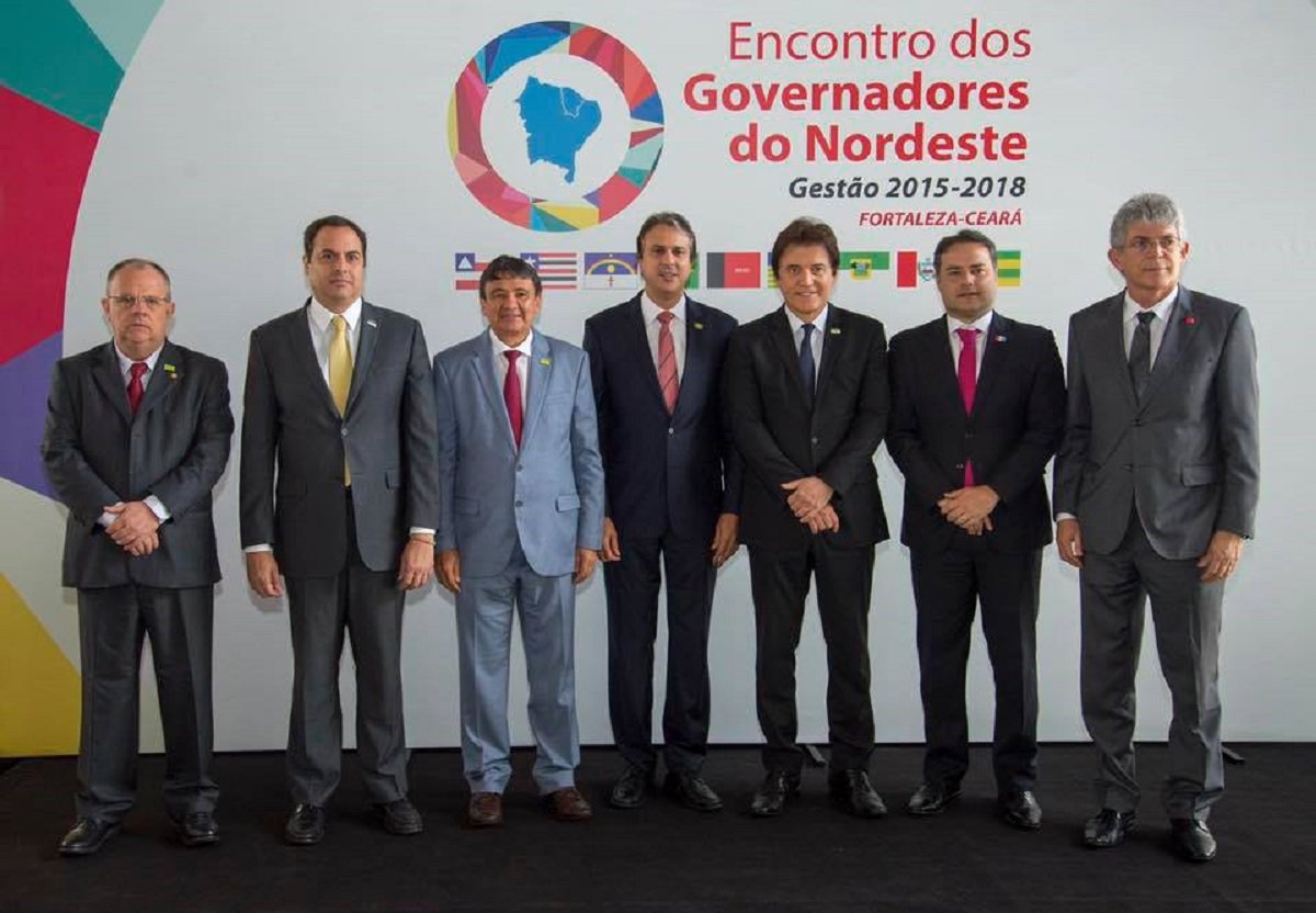 Está acontecendo hoje (29), em Fortaleza, o 6º Encontro dos Governadores do Nordeste. Participam da reunião os governadores Paulo Câmara (Pernambuco), Wellington Dias (Piauí), Renan Filho (Alagoas), Robinson Farias (Rio Grande do Norte), Ricardo Coutinho (Paraíba) e Belivaldo Chagas (vice de Sergipe). Na pauta a Reforma da Previdência, a transposição do Sào Francisco e a situação financeira dos estados 
 