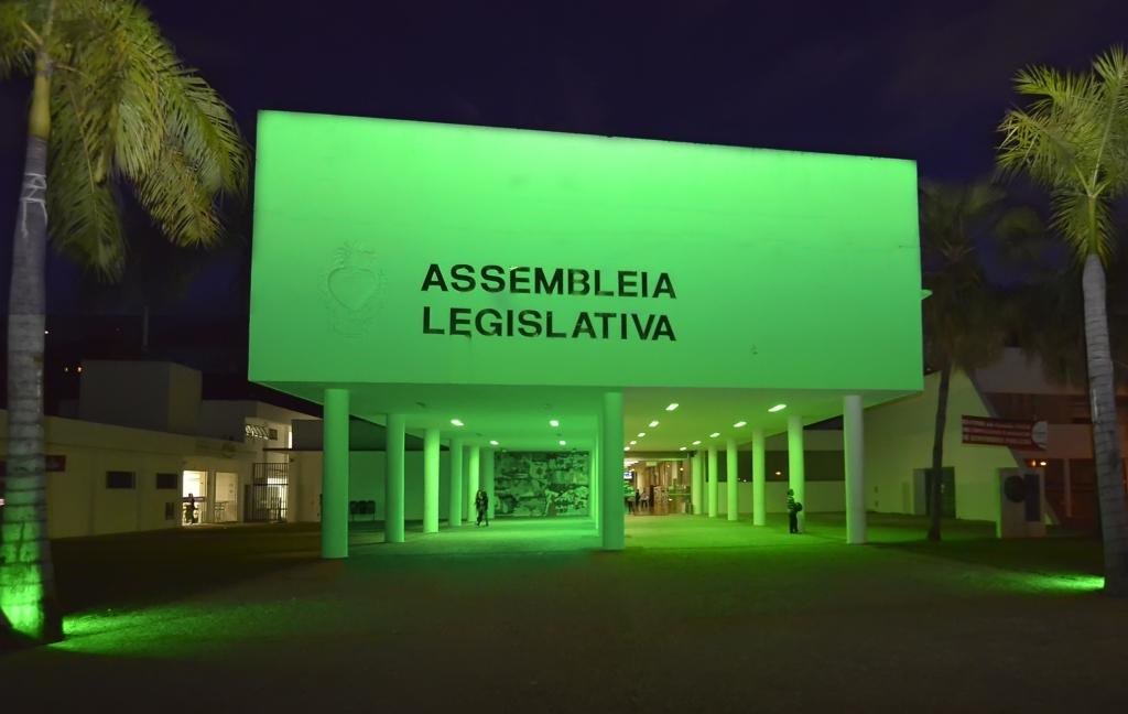 A Superintendência Regional do Trabalho e Emprego em Goiás (SRTE/GO) abre nesta terça-feira no Estado as ações da Campanha Nacional de Prevenção de Acidentes do Trabalho (CANPAT); além da sede da SRTE-GO, outros prédios públicos da capital também estão com iluminação verde durante o mês de conscientização, como o da Assembleia; dados da Previdência Social apontam que o Brasil é o 4º País com maior número de acidentes de trabalho, atrás apenas de Índia, China e Indonésia