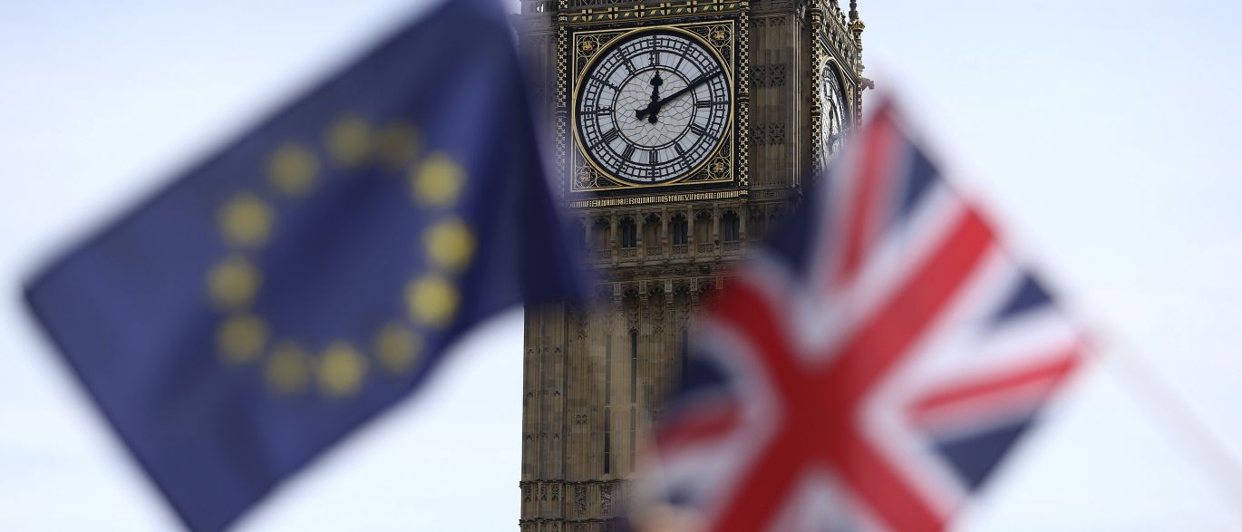 Cerca de 100mil britânicos foram às ruas de Londres para dizer não ao "Brexit" e pedir a convocação de outro referendo antes que o governo comunique a saída do Reino Unido da União Europeia na próxima quarta-feira (29);"A escolha é: quem deve decidir o acordo definitivo? Os políticos ou o povo?", questionou o líder liberal-democrata, Tim Farron, que esteve presente na mobilização